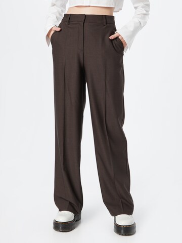 Coster Copenhagen Loose fit Trousers with creases 'Petra' in Brown: front