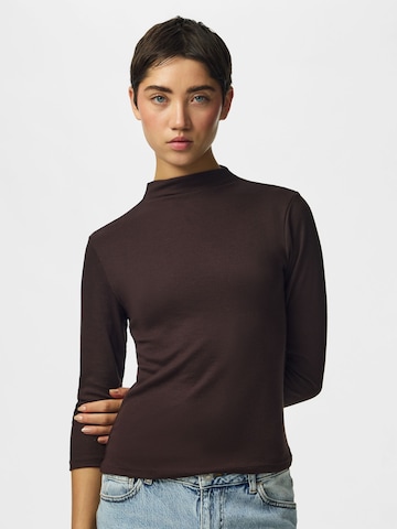 T-shirt 'ALLY ' PIECES en marron : devant