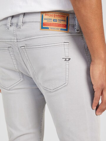 DIESEL Slimfit Jeans '1979 SLEENKER' i grå