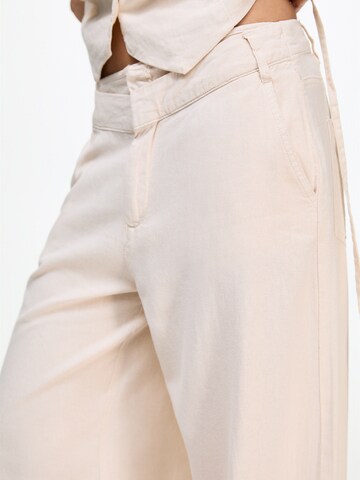 Pull&Bear Regular Trousers in White