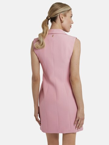 Nicowa Blazerkleid 'AWELIA', Model ist 1,78 cm und trägt Größe 34 in Pink