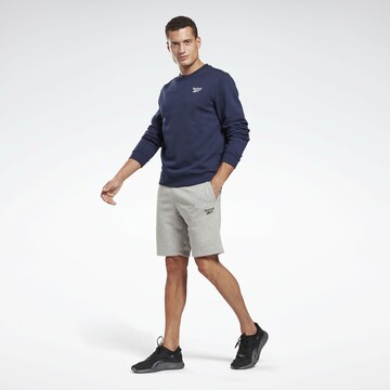 Reebok Regular Sportshorts in Grau