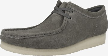 Clarks Originals Moccasins 'Wallabee' in Grey: front