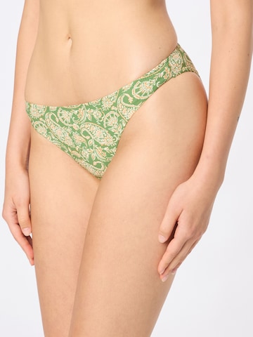 Slip costum de baie de la ETAM pe verde: față