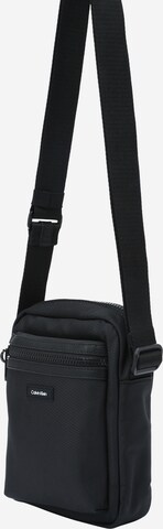 Calvin Klein Чанта за през рамо тип преметка 'ESSENTIAL' в черно