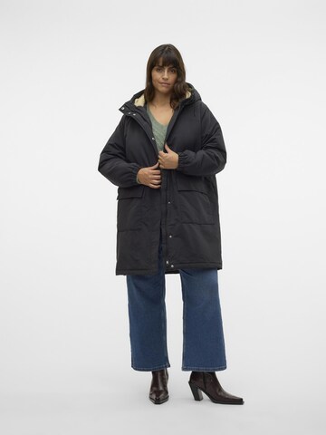 Manteau d’hiver 'CALMA' Vero Moda Curve en noir