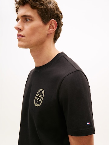 TOMMY HILFIGER Póló 'BRAND LOVE' - fekete