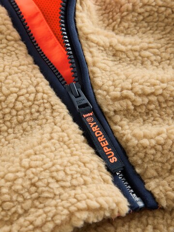 Superdry - Chaqueta polar en beige
