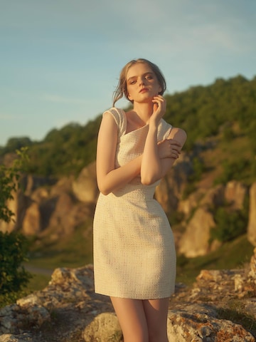 Abito 'Asymmetric Neckline Boucle Mini Dress' di AVENUE N°29 in beige