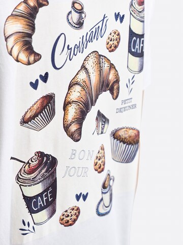 Tricou de la Rich & Royal pe alb