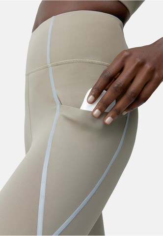 Skinny Pantalon de sport 'Luna' Born Living Yoga en vert