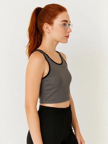Tommy Life Top 'Crop Top' in Grey