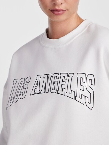 Sweat-shirt 'FREYA' PIECES en blanc