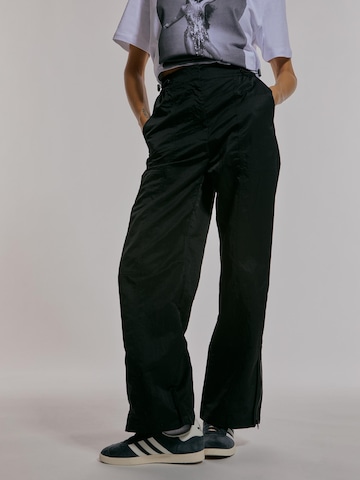 ABOUT YOU x Chiara Biasi Loose fit Trousers 'Cleo' in Black: front