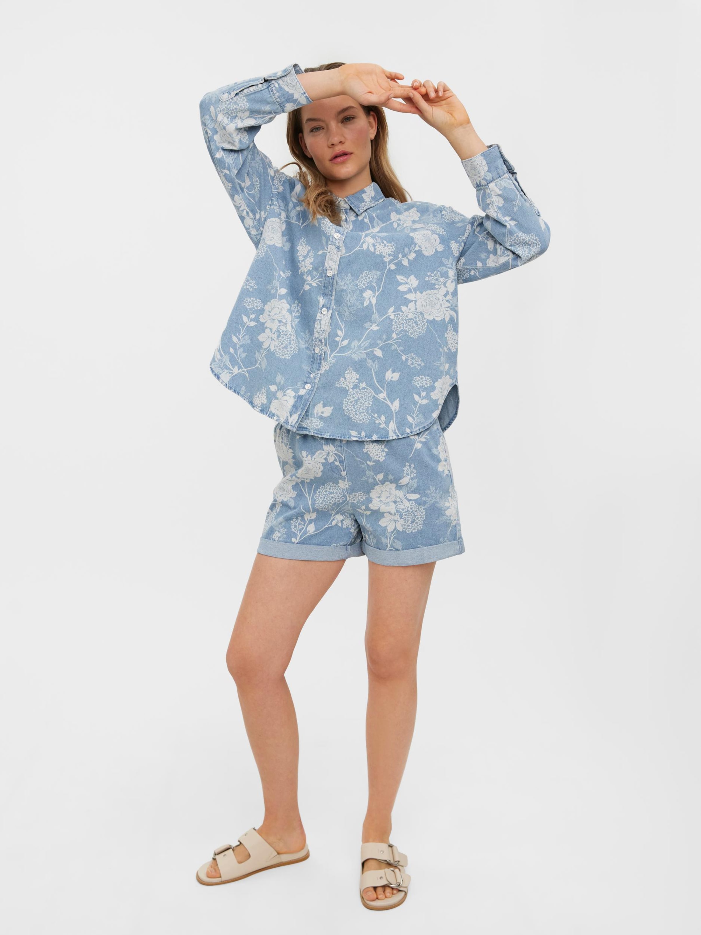 Frauen Jeans VERO MODA Shorts 'Flora' in Blau - CP30559 Frauen Jeans VERO MODA Shorts 'Flora' in Blau - CP30559