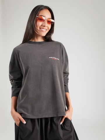 Tricou 'Memories' de la Karo Kauer pe negru