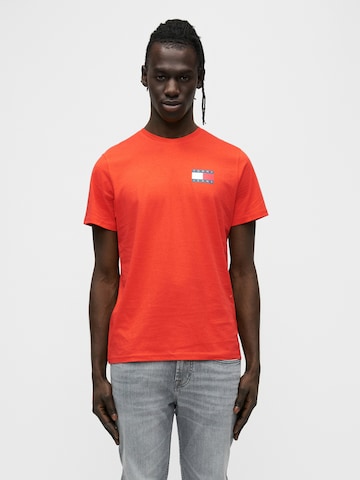Tommy Jeans Shirt 'ESSENTIAL' in Rood: voorkant