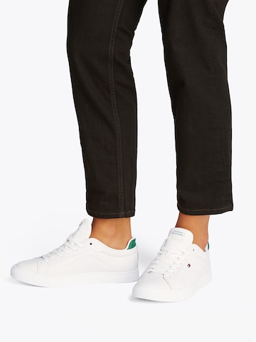 TOMMY HILFIGER Sneakers low 'Icon Court' i hvit