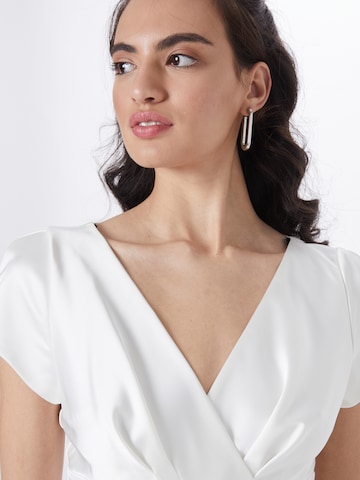 Rochie de cocktail de la SWING pe alb