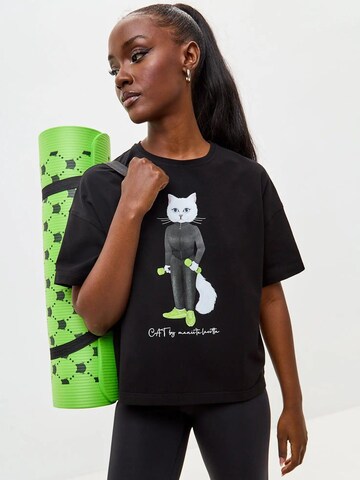 Cat e Lolette Shirt 'Sport Cat with Dumbbells' in Zwart: voorkant