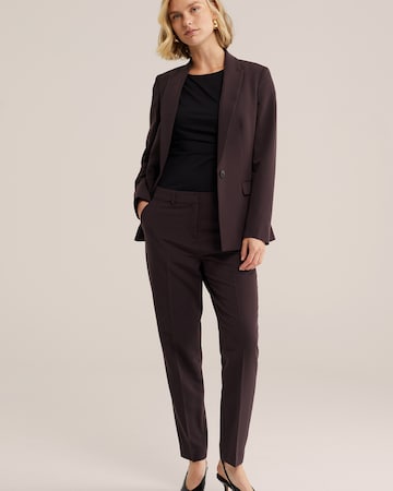 Slimfit Pantaloni con piega frontale di WE Fashion in marrone