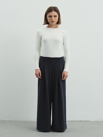 C&City Wide leg Pleat-front trousers in Grey: front