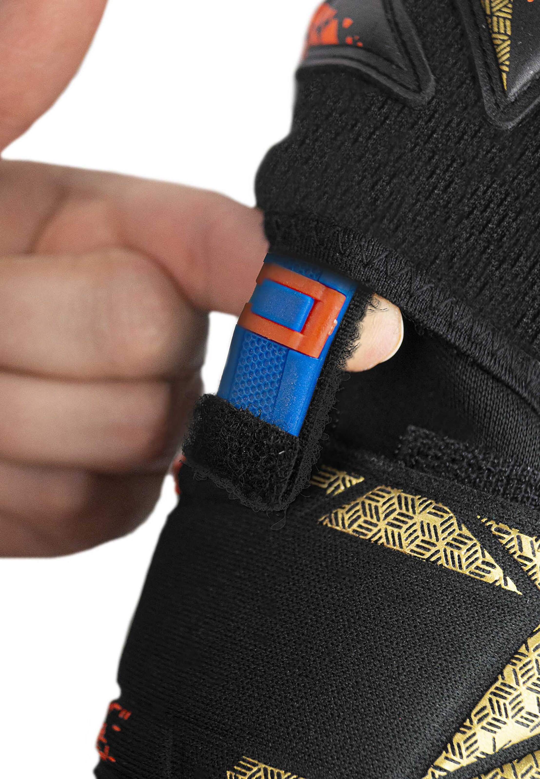 REUSCH Torwarthandschuhe 'Attrakt SpeedBump Ortho-Tec' in Schwarz