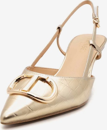 Twin Set Pumps in Gold: front