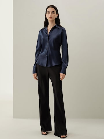 Lilysilk Blouse 'LILYSILK Seidenhemd im Schrägschnitt' in Blauw