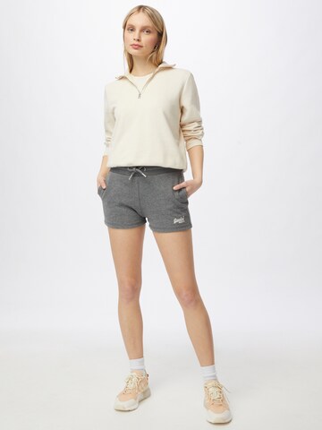 Superdry Regular Shorts in Grau