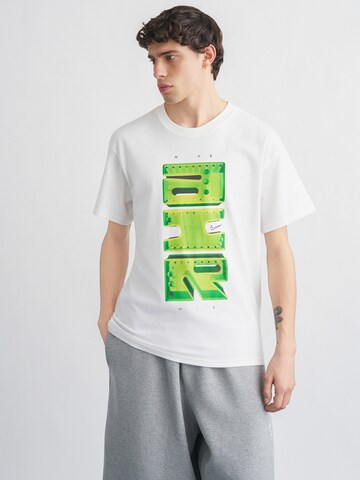 Nike Sportswear Μπλουζάκι 'AM DAY PLUS' σε λευκό: μπροστά