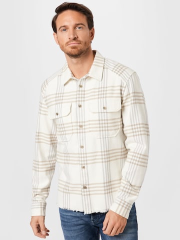 Coupe regular Chemise DRYKORN en beige : devant