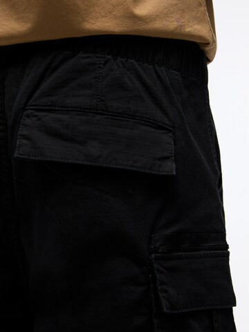 Pull&Bear Loosefit Cargobyxa i svart