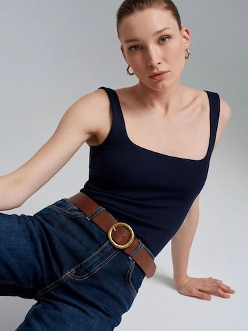 Top di Dilvin in blu