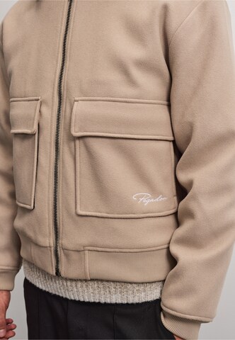 Pegador Välikausitakki 'Aiken' värissä beige: etupuoli