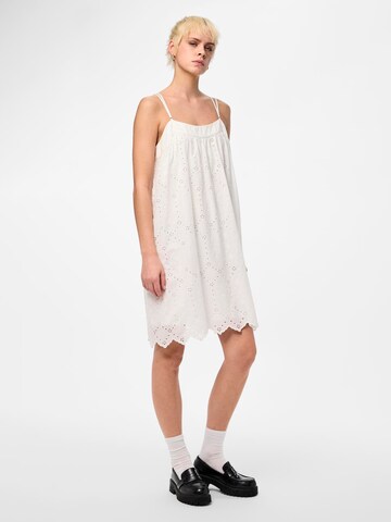 PIECES - Vestido 'KASSIDY' em branco