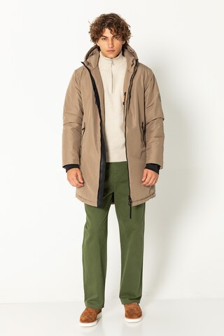 Ron Tomson Mantel, Model trägt Größe M in Braun