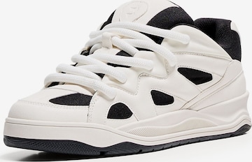 Bershka Trampki niskie w kolorze biały: przód