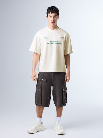 Tricou de la Bershka pe alb