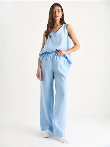 Completo pantalone di Bianco Lucci in blu: frontale