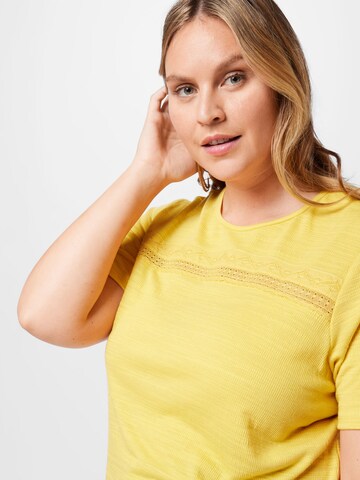 T-shirt 'YRSA' ONLY Carmakoma en jaune