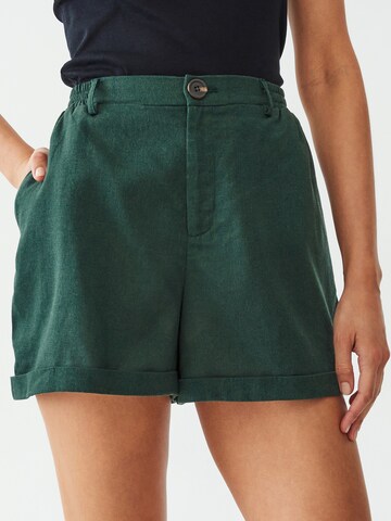 Calli Широка кройка Панталон 'CHARLIE' в зелено: отпред