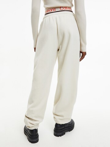Calvin Klein Jeans Loosefit Kalhoty – bílá
