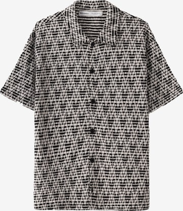 Bershka Regular fit Button Up Shirt in Black: front