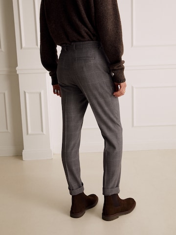 regular Pantaloni 'Leopold' di Guido Maria Kretschmer Men in grigio: dietro