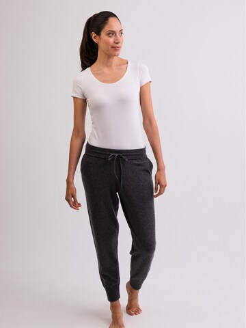 Tapered Pantaloni di CASH-MERE.CH in grigio