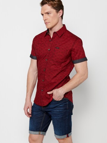 Coupe regular Chemise KOROSHI en rouge