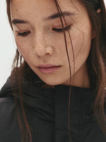 Pull&BearPrijelazna jakna - crna boja