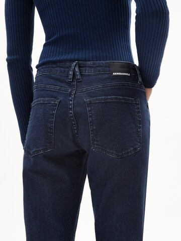 Coupe slim Jean ' LINDAA' ARMEDANGELS en bleu