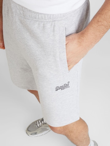 Regular Pantaloni 'ESSENTIAL' de la Superdry pe gri